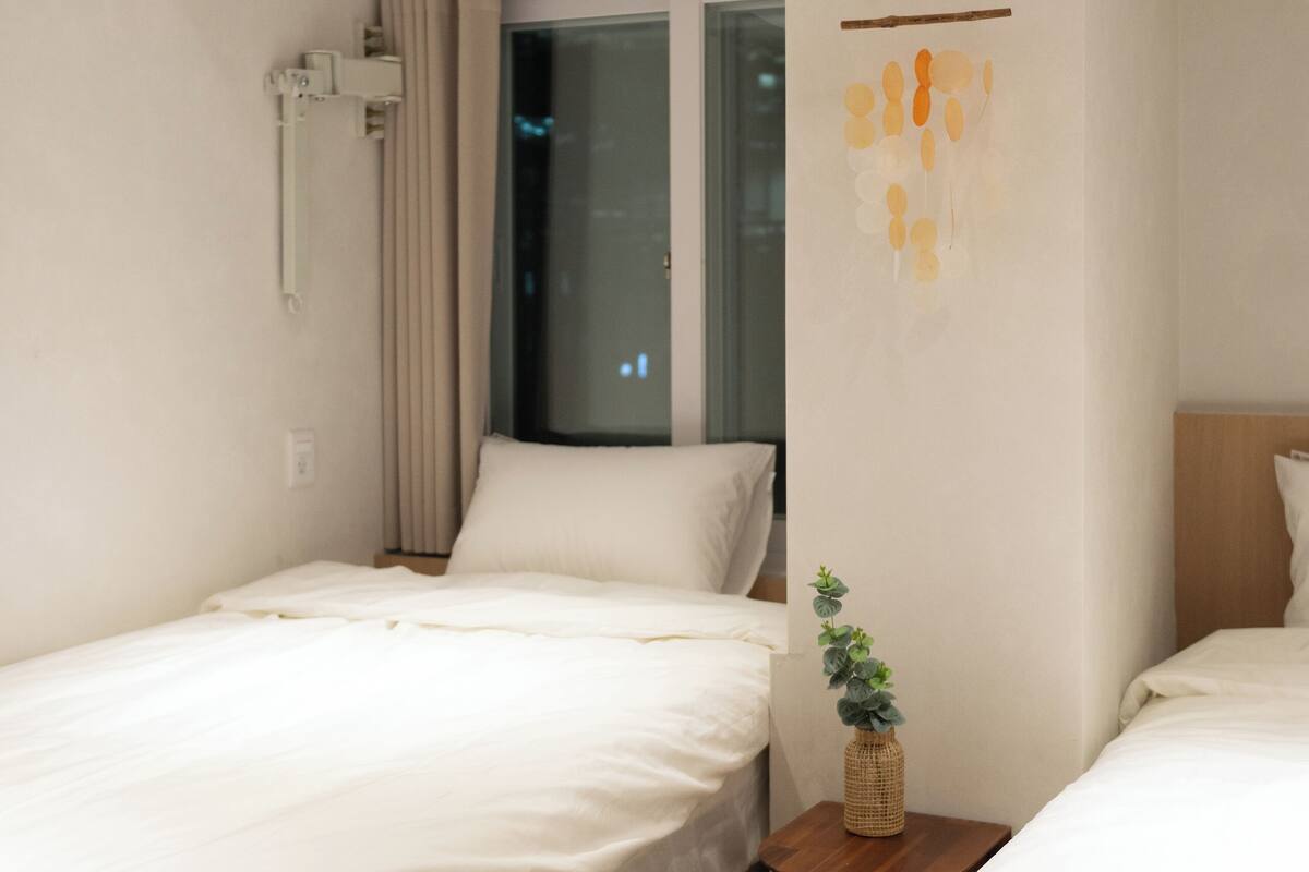 Standard Twin Room | Desk, free WiFi