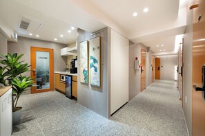 Frigobar, microondas y parrilla de estufa 