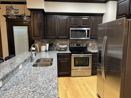   NEWLY BUILT DEER LAKE CABIN WITH FIREPLACE ,8 PEOPLE HOT TUB AND EV CHARGER