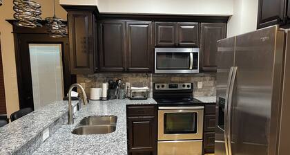 NEWLY BUILT DEER LAKE CABIN WITH FIREPLACE ,8 PEOPLE HOT TUB AND EV CHARGER