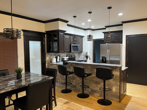  RELAX IN A NEW BUILT CABIN, FIREPLACE, INDOOR HOTTUB AND EV CHARGER