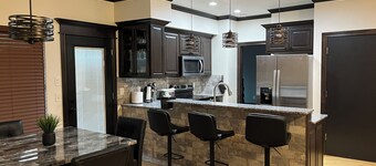  RELAX IN A NEW BUILT CABIN, FIREPLACE, INDOOR HOTTUB AND EV CHARGER