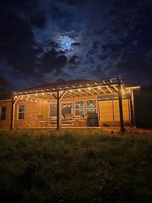 Exterior - Newly Built Cabin by Lake Thunderbird with Sauna, Hot Tub and EV Charger.
OU,OKC (Norman)