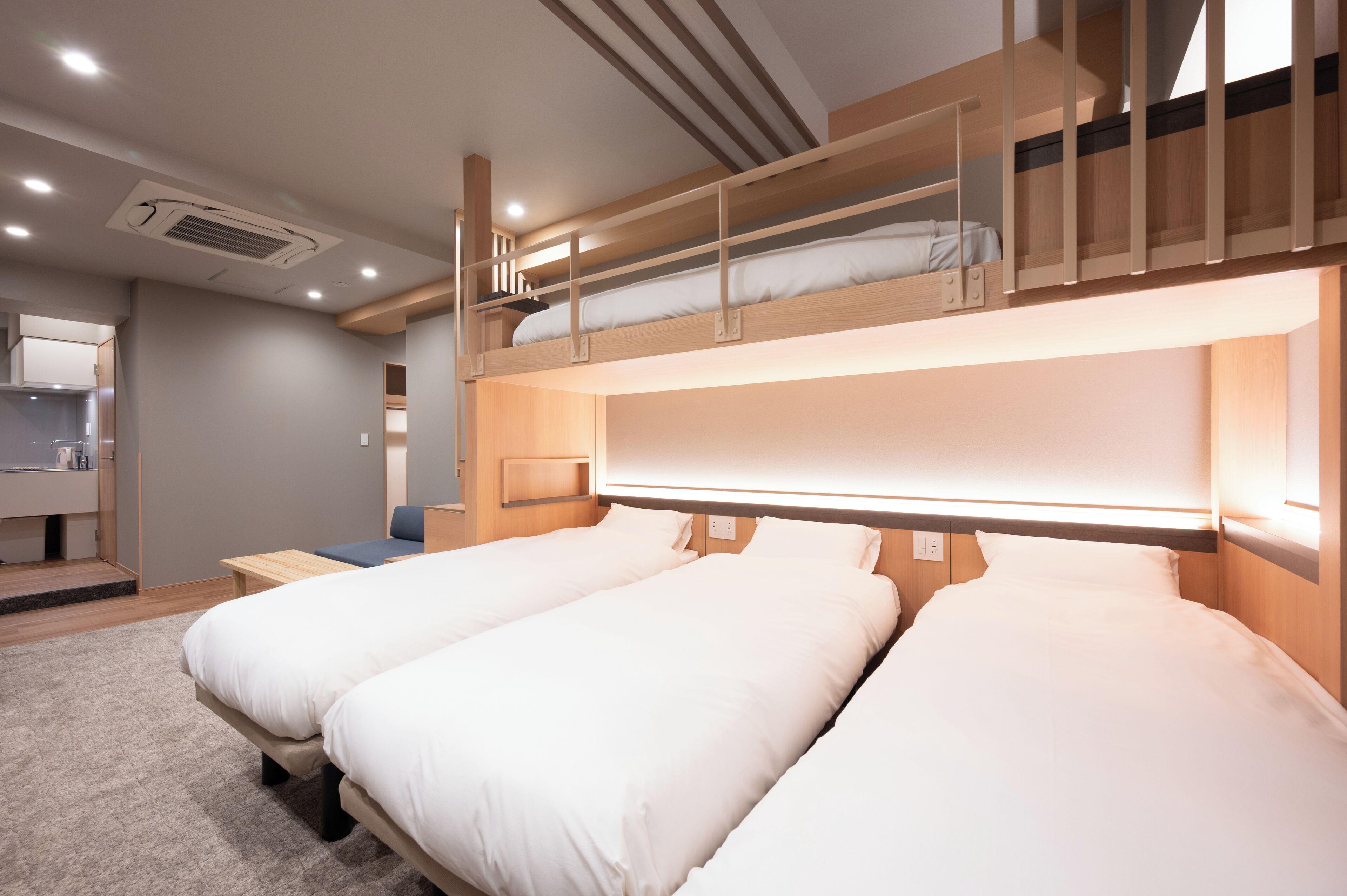 家庭開放式套房 | 書桌、免費 Wi-Fi、床單