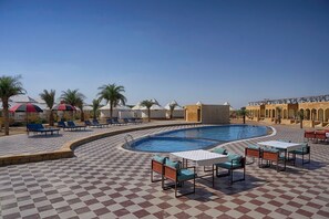 Piscine intérieure, maître nageur