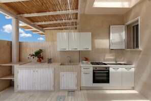 Fridge, oven, stovetop, coffee/tea maker