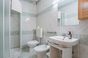 Een douche, een bidet, handdoeken