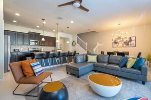 Smart TV, table football, stereo - 5-bedroom townhouse with private pool & waterpark- 15 min from Disney (Kissimmee)