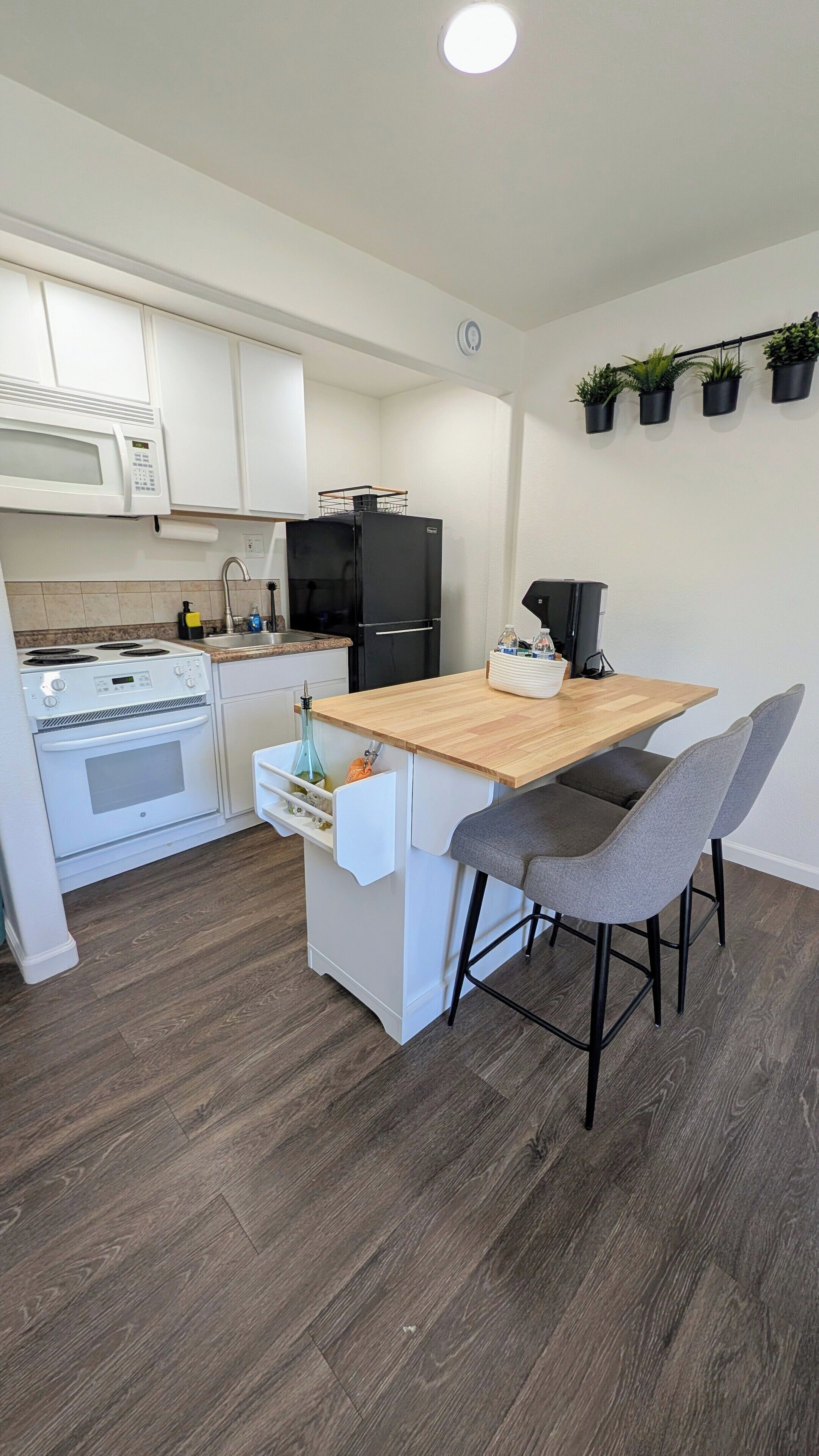 Kylskåp, mikrovågsugn, ugn och spishäll