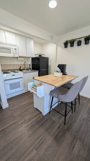 ثلاجة، ميكروويف، فرن، موقد طهي مسطح