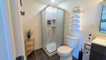 Een douche, een haardroger, handdoeken, zeep