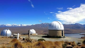 Un observatorio aislado con estructuras abovedadas y una vista despejada de montañas al fondo.