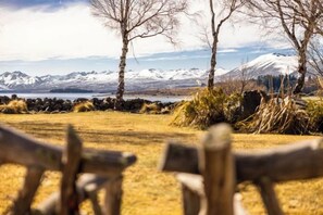 A view of a mountainous landscape with a wooden fence in the foreground. - Tekapo1929 Lakefront Villa (Lake Tekapo)