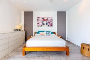 Cribs/infant beds