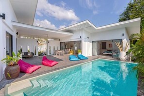A modern house with a swimming pool, outdoor seating, and a patio area. - Villa Lady Blue, 3 Bedrooms (Koh Samui)