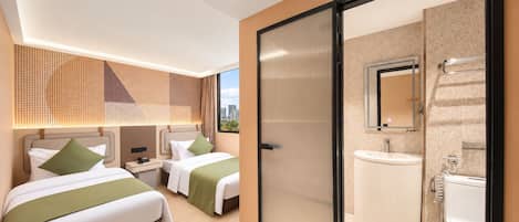 Habitación de hotel con dos camas, baño con lavamanos y espejo, y vista a la ciudad.