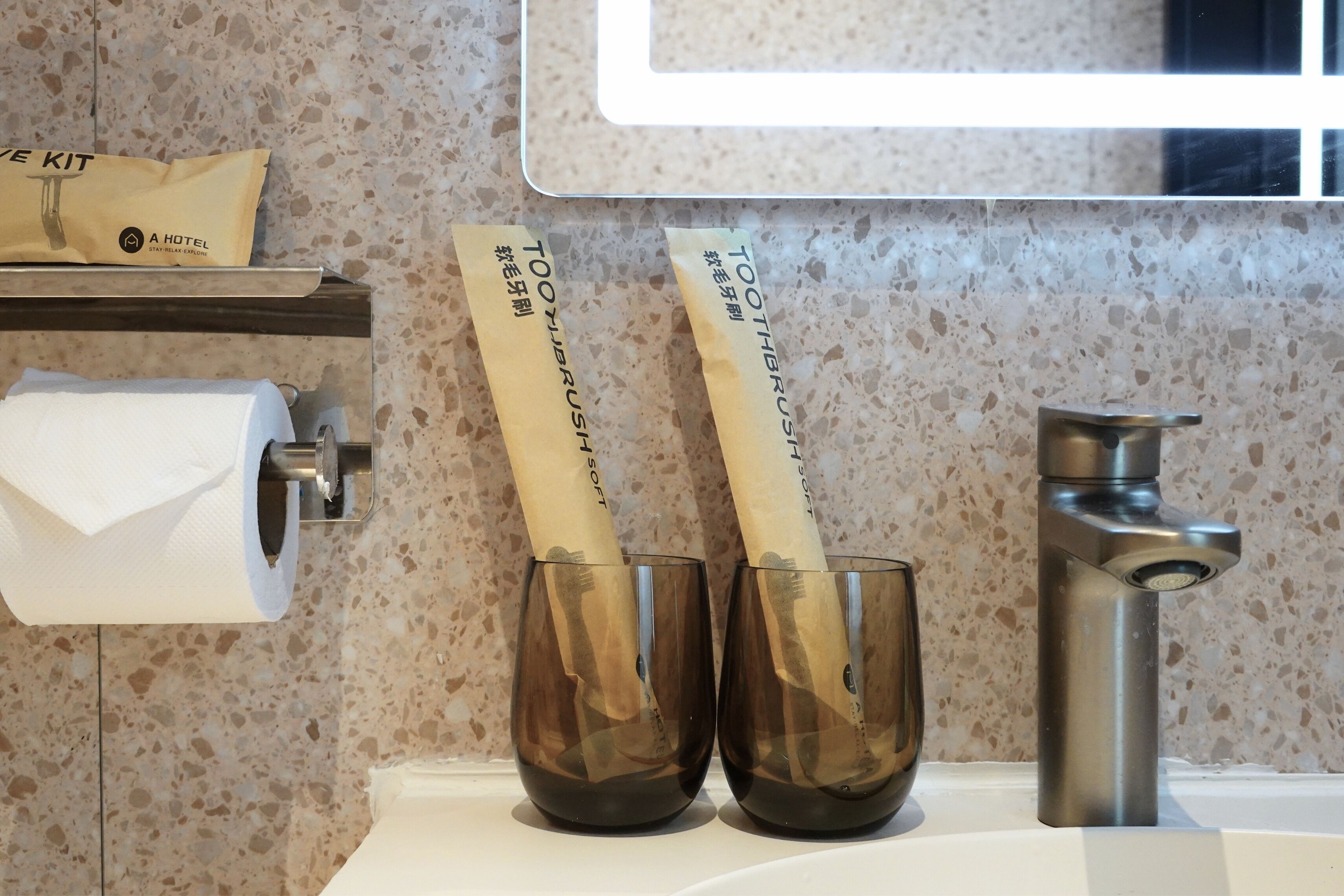 Ducha, artículos de tocador gratuitos, secador de pelo, toallas