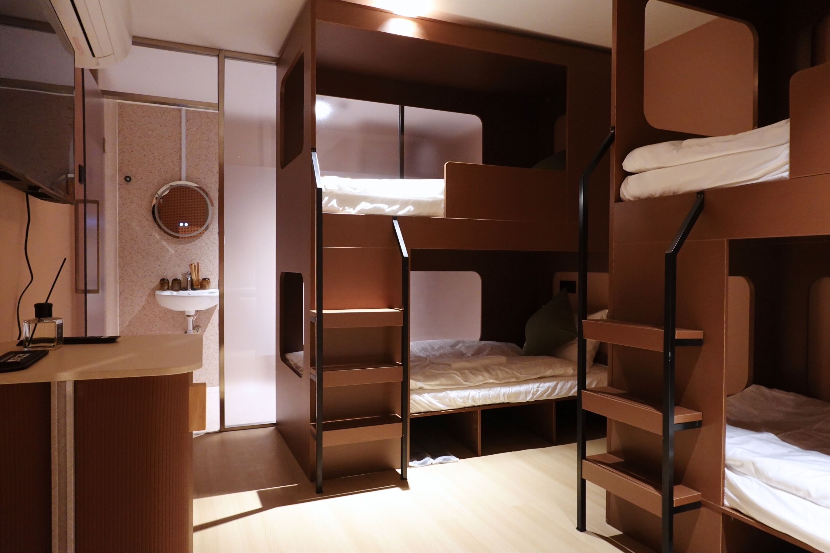 Neljän hengen comfort-huone | Ilmaiset minibaarituotteet, työpöytä