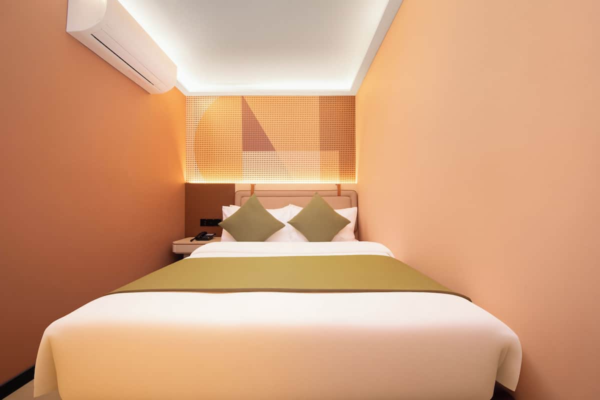 Minibar gratuït, escriptori i espai de treball apte per a portàtils