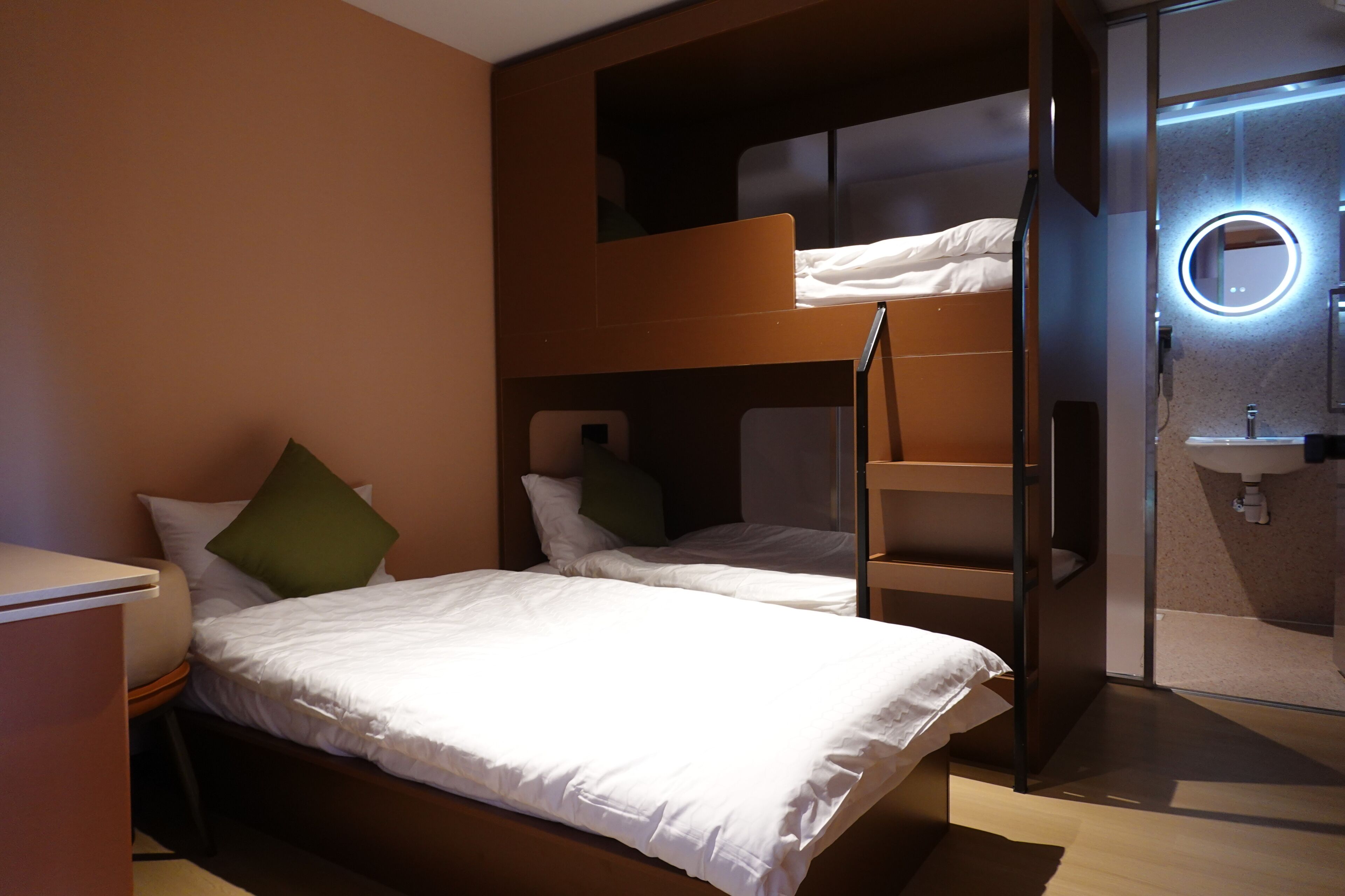 Kolmen hengen perhehuone, ei ikkunoita | Ilmaiset minibaarituotteet, työpöytä