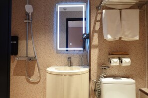 Deluxe Twin Room | Free minibar, desk, laptop workspace, soundproofing - A Hotel Farrer Park - Newly Renovated (Singapore)