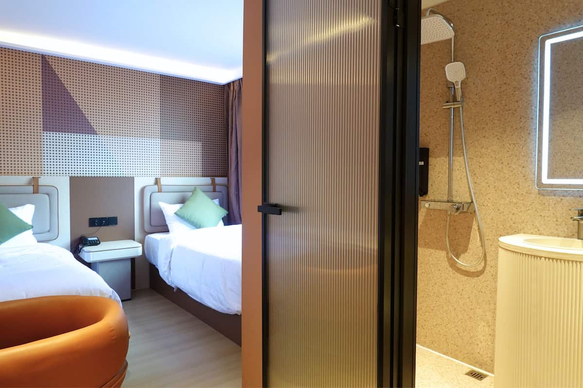 ห้องดีลักซ์ทวิน | มินิบาร์ฟรี, โต๊ะทำงาน, พื้นที่ทำงานแบบใช้แล็ปท็อป, ห้องเก็บเสียง