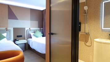 Tomannsrom – deluxe | Minibar (inkludert), skrivebord og skrivebord for bærbar PC