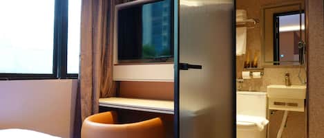 Free minibar, desk, laptop workspace, free WiFi