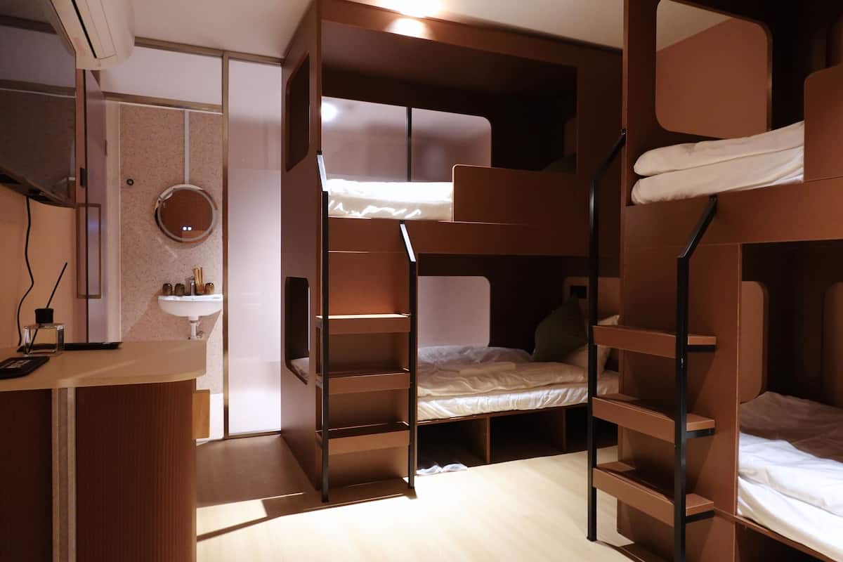 ห้องคอมฟอร์ทสำหรับสี่ท่าน | มินิบาร์ฟรี, โต๊ะทำงาน, พื้นที่ทำงานแบบใช้แล็ปท็อป, ห้องเก็บเสียง