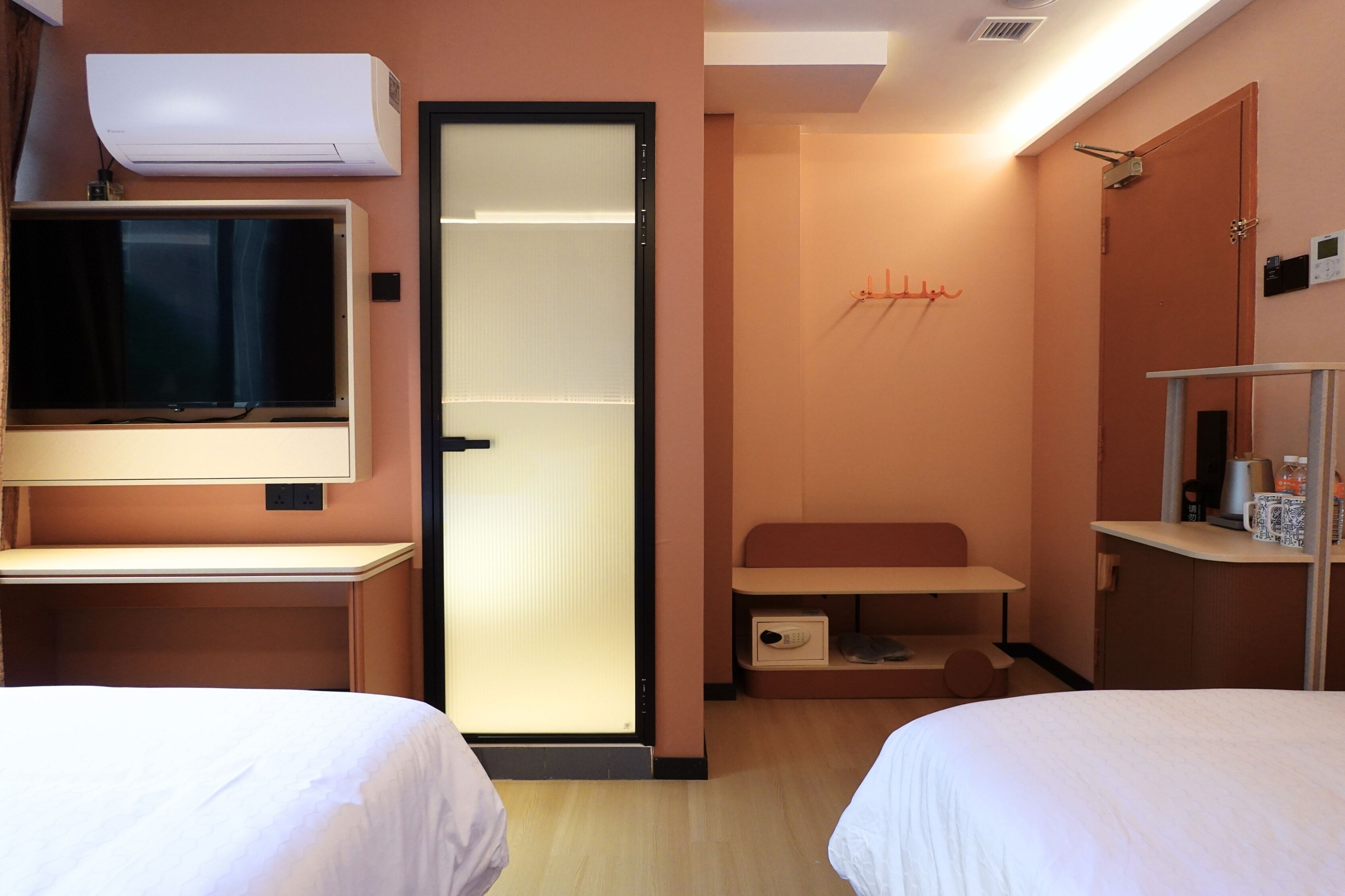 Free minibar, desk, laptop workspace, free WiFi