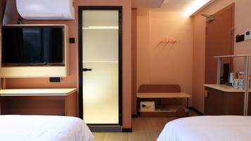 Free minibar, desk, laptop workspace, free WiFi