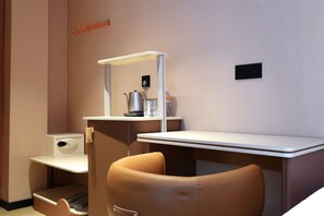 Kahden hengen deluxe-huone (kaksi sänkyä) | Ilmaiset minibaarituotteet, työpöytä