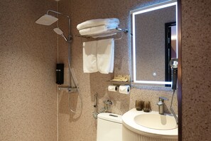 Shower, free toiletries, hair dryer, slippers - A Hotel Farrer Park - Newly Renovated (Singapore)