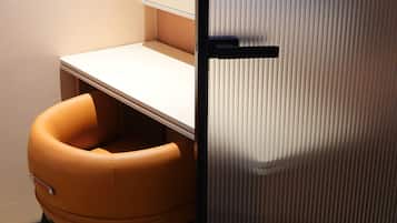 Free minibar, desk, laptop workspace, free WiFi