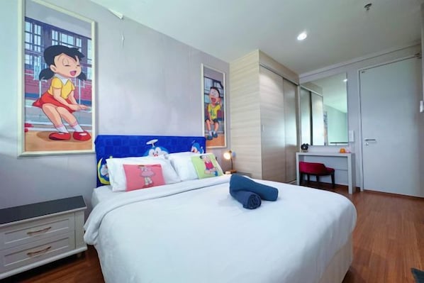 A bedroom with a bed, a desk, and a chair. There is a large mirror on the wall. - Doraemon @ Hyde Towel Duplex Fully AiCON 2BR (Shah Alam)