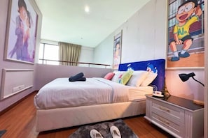 Un dormitorio con cama, mesitas de noche y una ventana con cortinas.