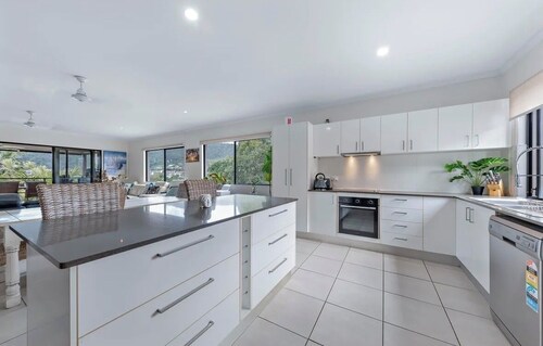 Gateway to the Whitsundays • Boat & Caravan Parking Wash-Down pet friendly home