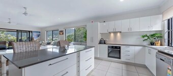 Gateway to the Whitsundays • Boat & Caravan Parking Wash-Down pet friendly home