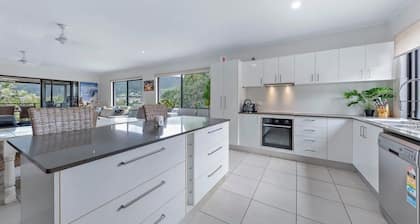 Gateway to the Whitsundays • Boat & Caravan Parking Wash-Down pet friendly home