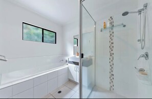 Dusche, Haartrockner, Handtücher, Seife