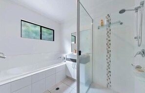 Shower, hair dryer, towels, soap - Gateway to the Whitsundays • Boat & Caravan Parking Wash-Down pet friendly home (Cannonvale)