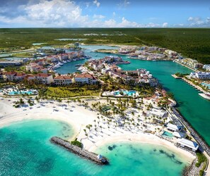 En la playa, camastros y toallas de playa 