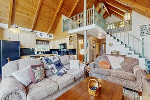 Téléviseur, foyer, table de baby-foot