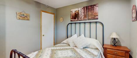 2 bedrooms, internet, bed sheets