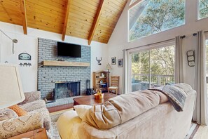 Téléviseur, foyer, table de baby-foot