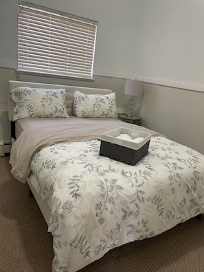 3 عدّة غرف نوم ومكواة/لوح كي وواي فاي وملاءات أسرّة