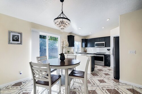 Amazing 4 bedroom, home conveniently located near Snake River Valley Wineries!