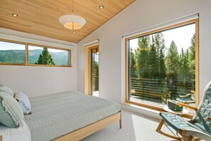 4 bedrooms, desk, iron/ironing board, WiFi