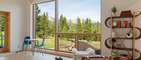 Televisión, chimenea, oficina y monitor de computadora