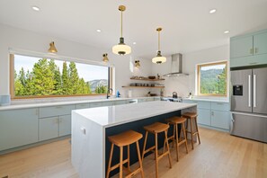 Réfrigérateur, four à micro-ondes, un four, surface de cuisson